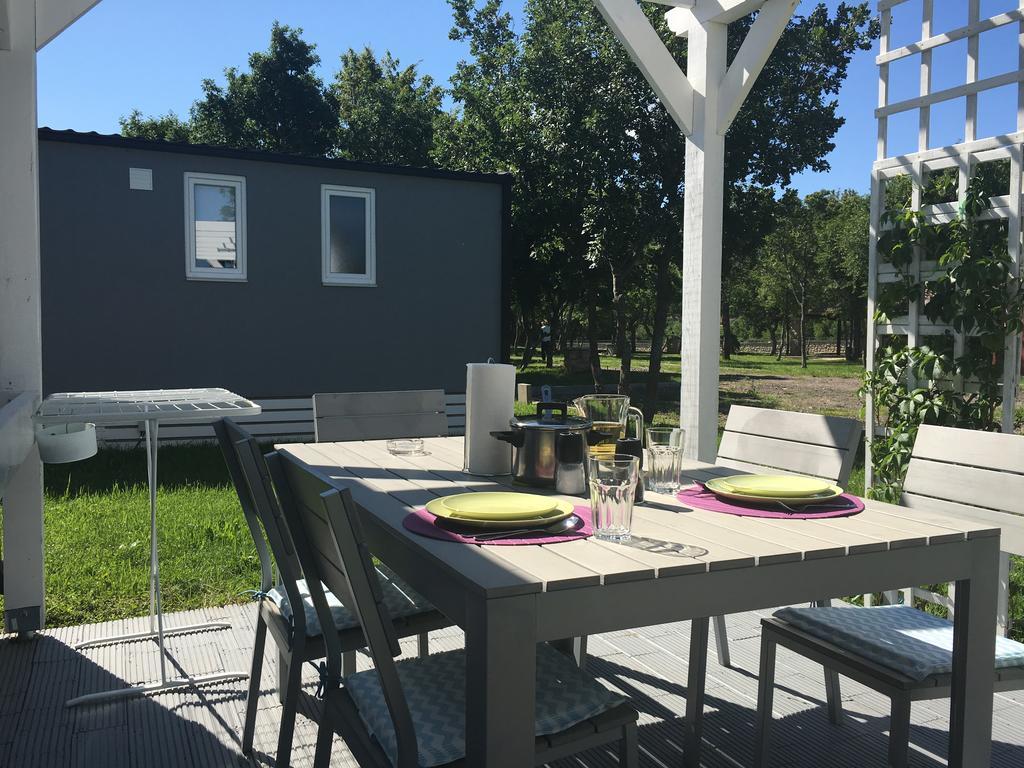 Micanovi Dvori Mobile Home Village Zrmanja Обровац Экстерьер фото